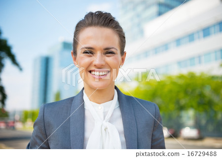 Portrait of business woman in business district Portrait of business woman in business district 16729488