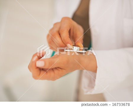 Closeup on doctor woman measuring pulse 16733678