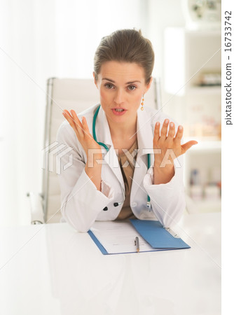 Doctor woman explaining something Doctor woman explaining something 16733742