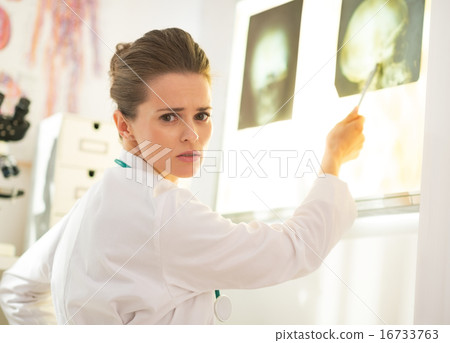 Doctor woman pointing on lightbox 16733763
