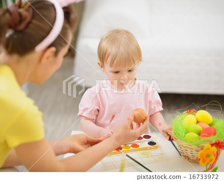 Mother and baby drawing on Easter eggs Mother and baby drawing on Easter eggs 16733972