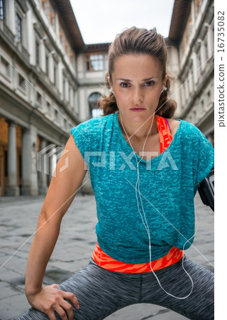 Fitness woman stretching near uffizi gallery in florence, italy 16735082