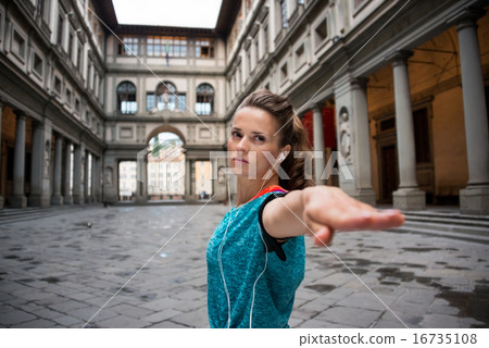 Fitness woman workout near uffizi gallery in florence, italy 16735108