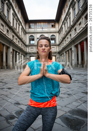 Fitness woman doing yoga near uffizi gallery in florence, italy Fitness woman doing yoga near uffizi gallery in florence, italy 16735156
