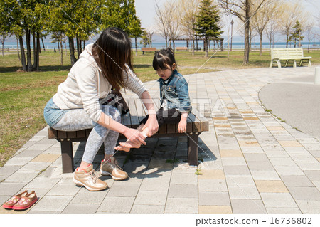 Mothers wiping their children's feet Mothers wiping their children's feet 16736802