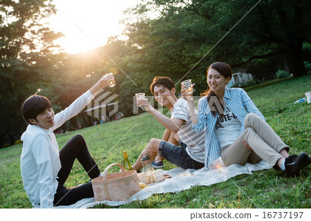 A group of men and women playing picnics A group of men and women playing picnics 16737197
