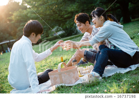 A group of men and women playing picnics A group of men and women playing picnics 16737198