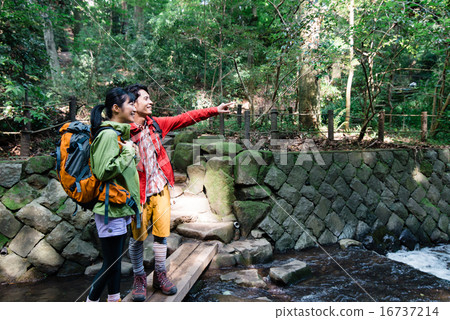 Couple in trekking 16737214