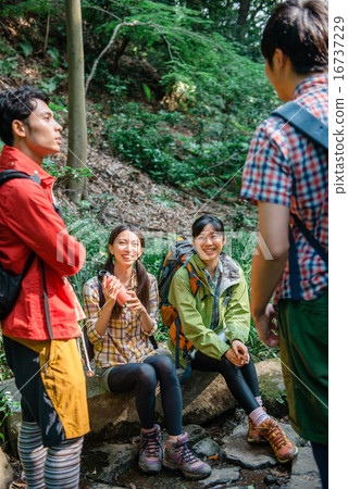 Men and women taking a break during trekking 16737229