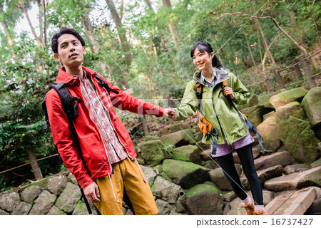 Couple in trekking 16737427