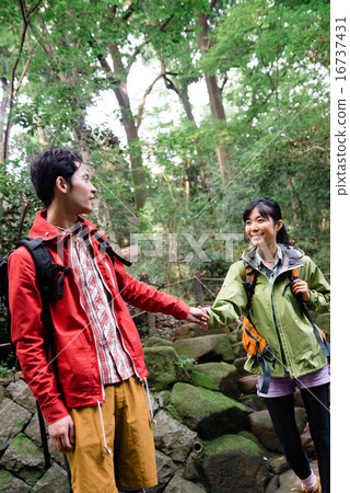 Couple in trekking 16737431