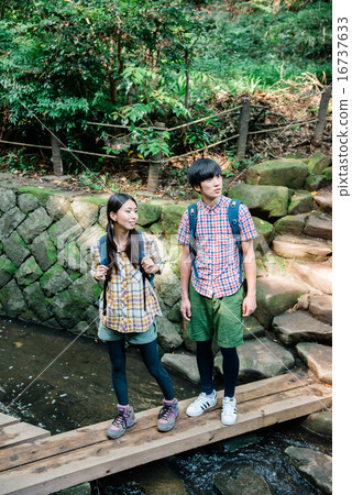 Couple in trekking 16737633