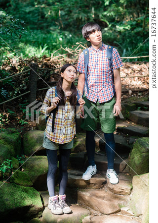 夫婦在徒步旅行 16737644