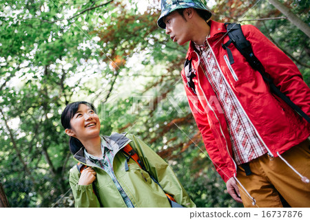Couple in trekking 16737876