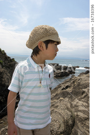 沿著海岸散步的孩子（三浦半島，長濱海岸） 16738396