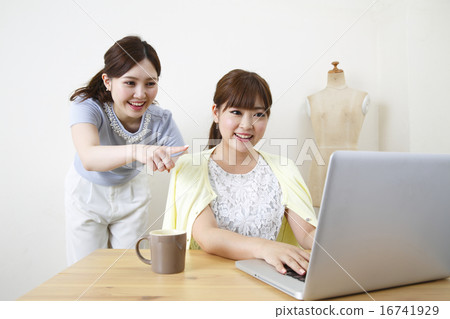 觀看計算機的兩名婦女 16741929
