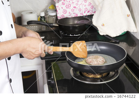 eef Burger deep fried in the pan 16744122