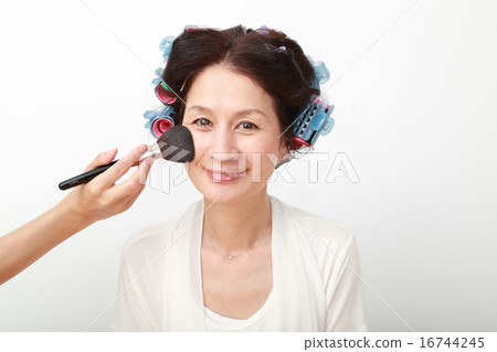 一個女人有頭髮化妝 一個女人有頭髮化妝 16744245