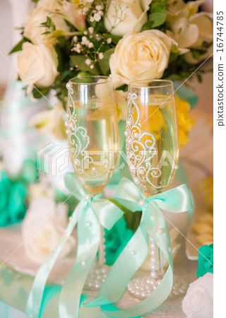 Wedding decor, flowers and champagne Wedding decor, flowers and champagne 16744785