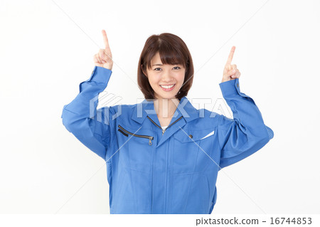 一位穿著工作服的年輕女士指向上方 16744853