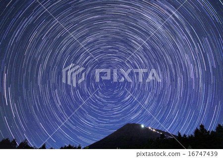 星空和富士山 16747439