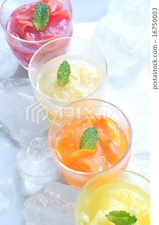 寒冷的冰糕在炎熱的夏天 16750003