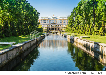 Grand Cascade Fountain and Palace in Peterhof 16750696