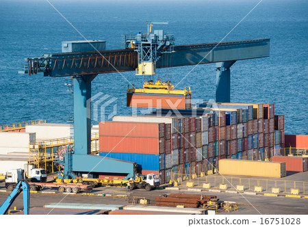 loading container on truck in port 16751028