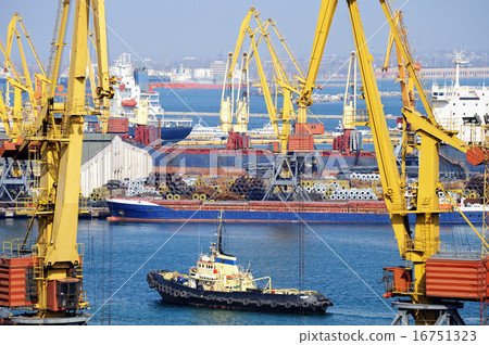cargo ship in port 16751323