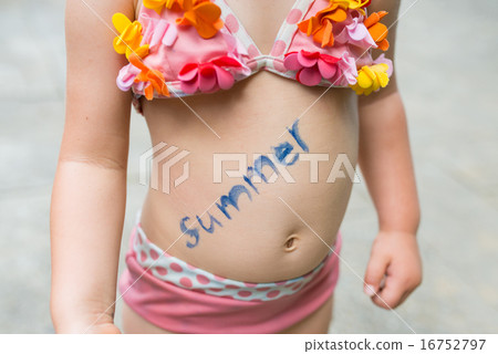 一個女孩在肚子上寫著“夏天” 16752797
