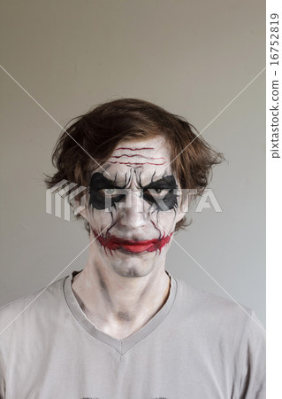 Halloween face painting 16752819