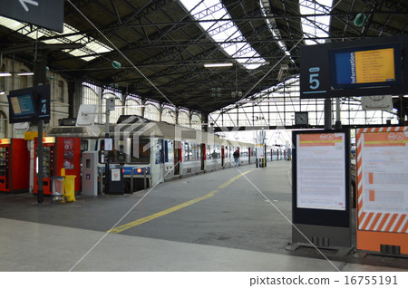 Paris, Saint Lazare station premises, Versailles line platform Paris, Saint Lazare station premises, Versailles line platform 16755191
