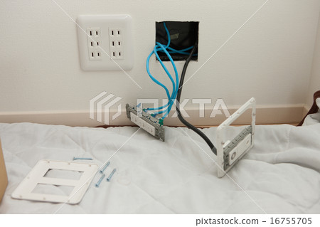在房子裡連接電纜 在房子裡連接電纜 16755705