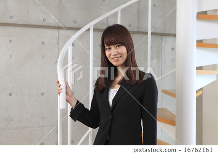 Women's portrait 16762161