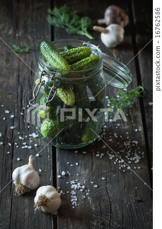 Preparation of low-salt pickled cucumbers Preparation of low-salt pickled cucumbers 16762586