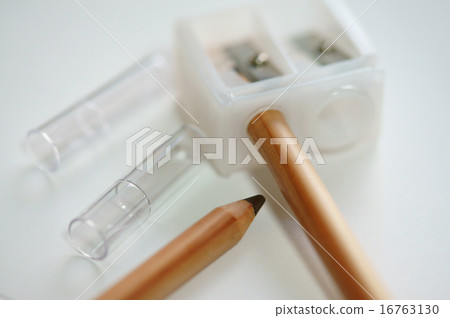 眉筆和卷筆刀 16763130