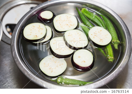 Prepare vegetables 16763514