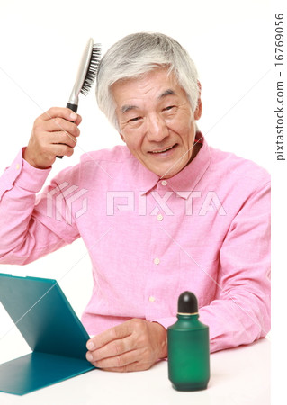 做頭髮護理的老年人 做頭髮護理的老年人 16769056