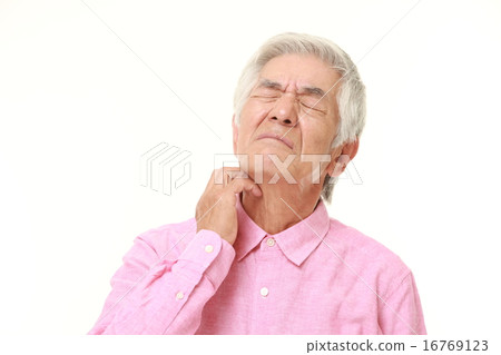 The elderly with skin itching The elderly with skin itching 16769123