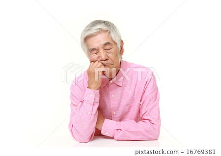 Elderly people falling asleep 16769381