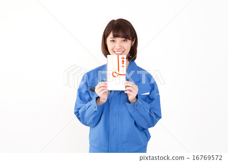 工作服的婦女接受慶祝金錢 16769572