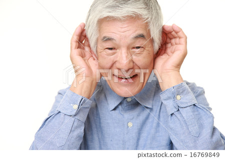 老人仔細聽 16769849