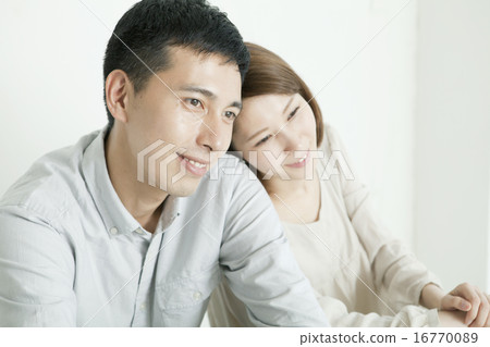 A friendly couple and a couple 16770089