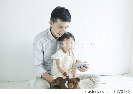 Parents looking at a smartphone 16770180