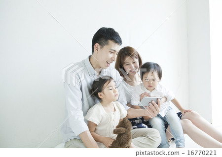 Parents looking at a smartphone 16770221