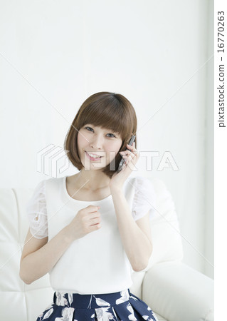 Women in their 20s who operate smartphones Women in their 20s who operate smartphones 16770263