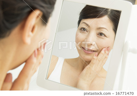 年輕的中年婦女 16771470