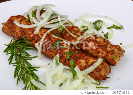 Kebab with onion rings 16771951