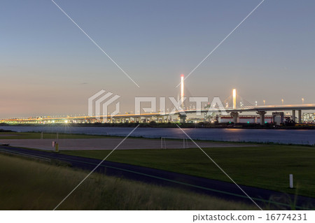 “ASKAKA HARP BRIDGE”（HDR）在日落之後點亮 16774231