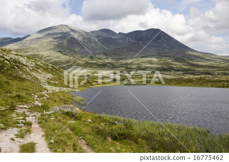 Lake Sore Hovringvatnet (Rondane National Park, No Lake Sore Hovringvatnet (Rondane National Park, No 16775462